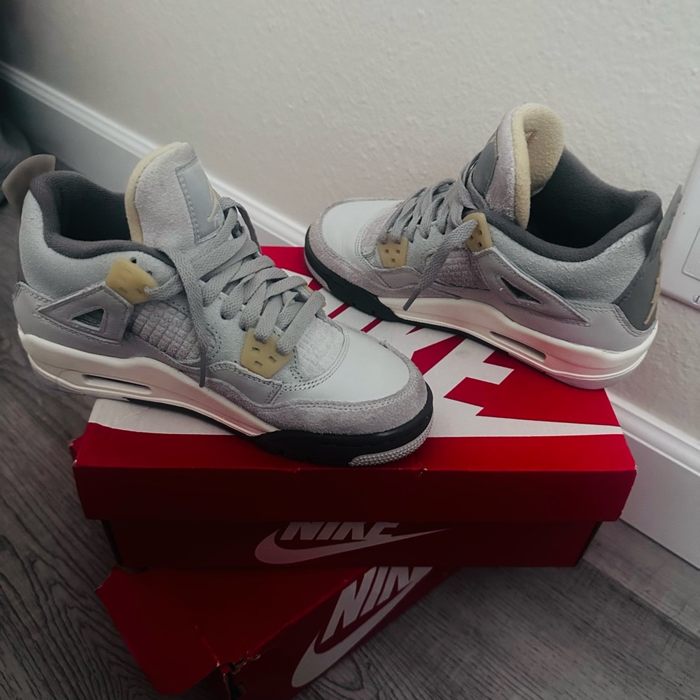 Nike Air Jordon 4 gray and yellow - like new